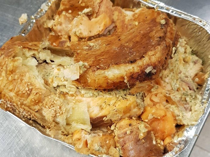 Ambyar! Gegara Tersandung, Seloyang Salmon Wellington Hancur Berantakan