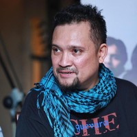Mantan gitaris grup band GIGI yang saat ini menjadi manajer band tersebut, Aria Baron, meninggal dunia setelah berjuang melawan infeksi COVID-19 yang dideritanya. Kakak Baron, Mawarsari Ariono Suprayogi, juga mengabarkan hal tersebut melalui Instagram miliknya Selasa (29/6/2021). Sebelumnya melalui salah satu unggahan Instagram @sandypasband_, Aria Baron terlihat terbaring di rumah sakit karena infeksi virus tersebut.  Foto: dok. Aria Baron