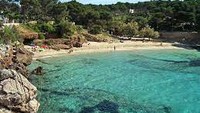 Pantai Cala Gat di Spanyol merupakan pantai yang berukuran kecil dengan panjang garis pantai 40 km. Namun pemandangan yang ditawarkan begitu kaya, mulai dari tebing, air jernih, pasir keemasan dan pepohonan hijau. Foto: Wikimedia Commons