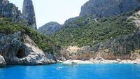 Cala Goritze di Italia punya keunikan letaknya yang berada di dasar jurang. Pantai ini memiliki pemandangan bawah laut yang indah dan cocok untuk snorkeling. Foto: Wikimedia Commons