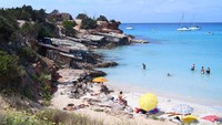 Pantai Cala Saona di Spanyol menawarkan kesempatan pengunjung untuk berjemur, berenang, dan bersantai sepanjang hari. Wisatawan bisa menikmati mojito sambil menikmati matahari terbenam. Foto: Wikimedia Commons