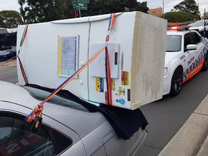Di Australia Camry Bawa Kulkas Ditilang, di Sini Bawa Kulkas Pakai Motor!