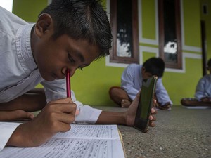 Corona Indonesia: Data Kasus Anak hingga Lampu Hijau Vaksin