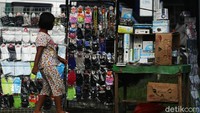 Banyak warga memburu masker berbagai jenis untuk melindungi diri dari virus Corona.