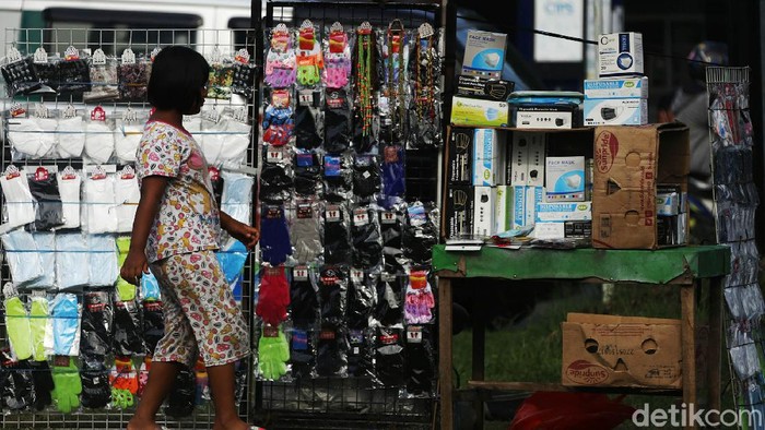 Corona Melonjak, Penjualan Masker Penambahan kasus baru virus Corona di RI mencapai 20.694 kasus pada Senin (28/6). Melonjaknya virus Corona berdampak meningkatnya penjualan masker di pinggir jalan.