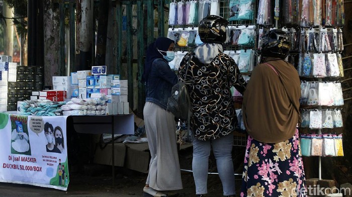 Penambahan kasus baru virus Corona di RI mencapai 20.694 kasus pada Senin (28/6). Melonjaknya virus Corona berdampak meningkatnya penjualan masker di pinggir jalan.
