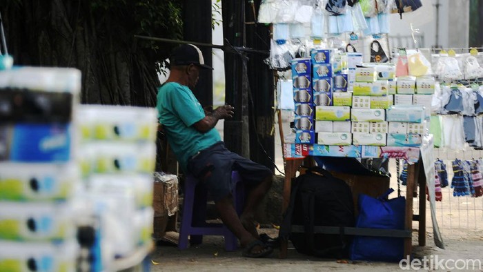 Penambahan kasus baru virus Corona di RI mencapai 20.694 kasus pada Senin (28/6). Melonjaknya virus Corona berdampak meningkatnya penjualan masker di pinggir jalan.