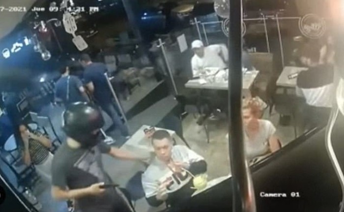 Ditodong Pistol Oleh Perampok di Restoran, Pria Ini Tetap Santuy Makan Ayam Goreng
