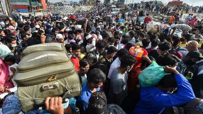 Puluhan ribu pekerja migran meninggalkan Dhaka, ibu kota Bangladesh pada Minggu (27/6) waktu setempat.