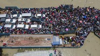 Peningkatan kasus itu telah mendorong pemerintah Bangladesh untuk memperketat pembatasan secara bertahap mulai Senin (28/6) ini, dengan kegiatan ekonomi - termasuk toko, pasar, transportasi dan kantor - akan ditutup pada Kamis (1/7) mendatang. Sony Ramany/NurPhoto via Getty Images)