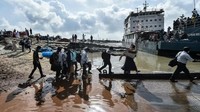 Kapal-kapal feri telah beroperasi dengan kecepatan berlebih, dengan beberapa layanan beroperasi 24 jam sehari dan mengangkut lebih dari 1.000 penumpang dalam sekali perjalanan. Stringer/Anadolu Agency via Getty Images