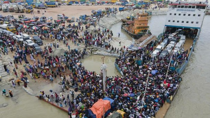 Eksodus warga bangladesh Puluhan ribu pekerja migran meninggalkan Dhaka, ibu kota Bangladesh pada Minggu (27/6) waktu setempat.