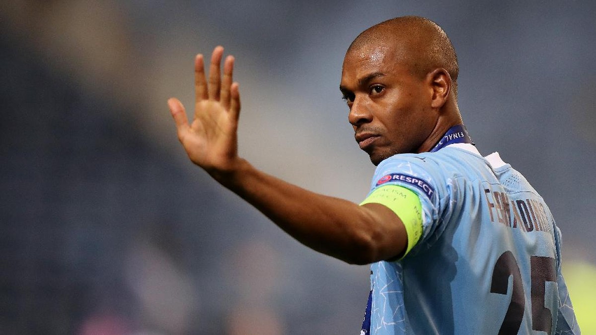 Fernandinho perpanjang kontrak setahun dengan Manchester City. (Foto: Getty Images/Jose Coelho - Pool)