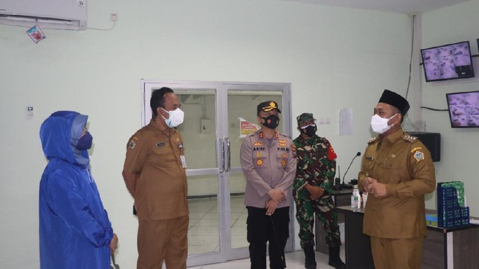 Forkopimda Gresik meninjau Stadion Gelora Joko Samudro (GJOS). Tempat tersebut dibuka lagi untuk isolasi pasien COVID-19.