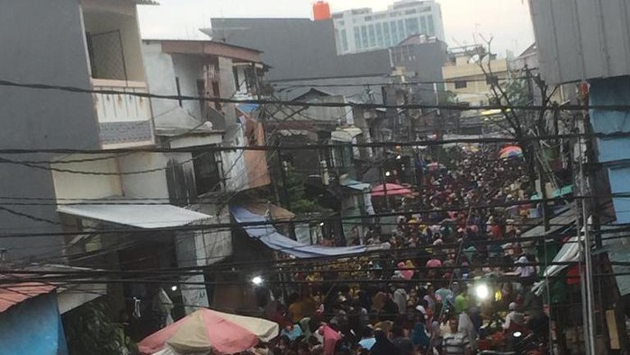 Foto kerumunan di salah satu pasar di DKI Jakarta