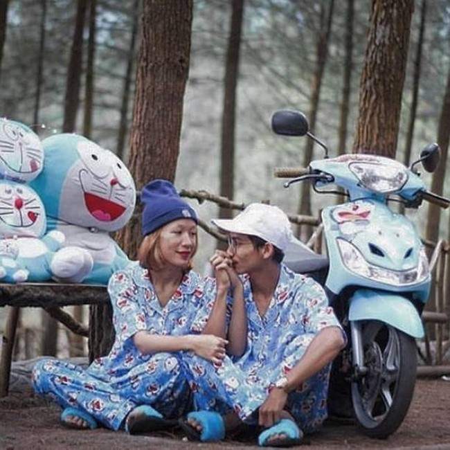 Masih seputar penggemar beratnya Doraemon. Nggak cuma baju saja yang couple, tapi sampai motornya pun ikut seragam. Kalau kamu sama pasangan kayak gini juga nggak? Foto: Instagram/@recehih