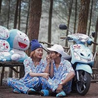 Masih seputar penggemar beratnya Doraemon. Nggak cuma baju saja yang couple, tapi sampai motornya pun ikut seragam. Kalau kamu sama pasangan kayak gini juga nggak? Foto: Instagram/@recehih