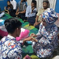 Definisi penggemar garis kerasnya Doraemon nih. Sampai saat pernikahan pun pilih pakai baju couple Doraemon. Ada-ada saja memang ulah netizen Indonesia. Foto: Instagram/@kawankomedi