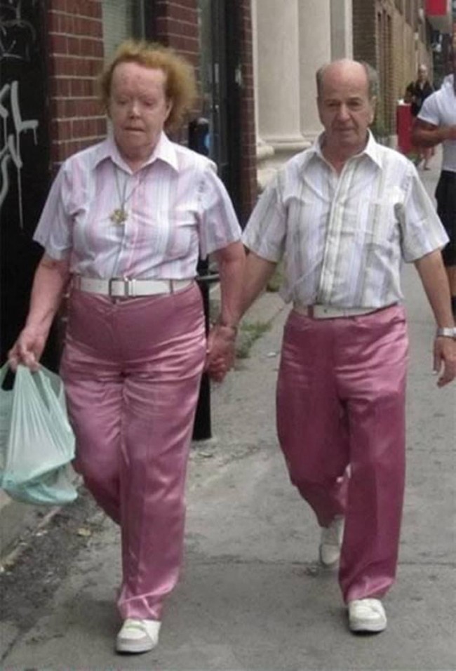 Model dan desain nggak jadi masalah yang jelas pakai bajunya bisa couple-an kayak gini. Kira-kira kalian yang melihat jadi iri apa nggak nih? Foto: cheezburger.com