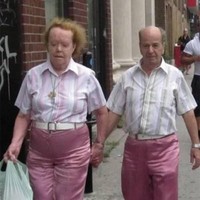 Model dan desain nggak jadi masalah yang jelas pakai bajunya bisa couple-an kayak gini. Kira-kira kalian yang melihat jadi iri apa nggak nih? Foto: cheezburger.com