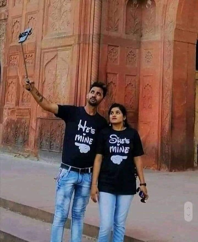 Niatnya foto bareng pakai baju couple biar terlihat romantis. Eh tapi kok kayak ada yang salah ya? Kayaknya harusnya si cowok dan si cewek tuker posisi deh.. Foto: Instagram/@idiotikasta