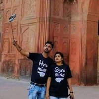 Niatnya foto bareng pakai baju couple biar terlihat romantis. Eh tapi kok kayak ada yang salah ya? Kayaknya harusnya si cowok dan si cewek tuker posisi deh.. Foto: Instagram/@idiotikasta