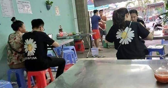 Pasangan yang tertukar. Mungkin saja sebenarnya si cowok dan cewek yang oakai baju kembar itu sebelumnya pernah punya hubungan spesial. Foto: Instagram/@wkwkland_real