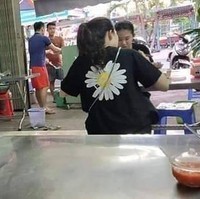 Pasangan yang tertukar. Mungkin saja sebenarnya si cowok dan cewek yang oakai baju kembar itu sebelumnya pernah punya hubungan spesial. Foto: Instagram/@wkwkland_real