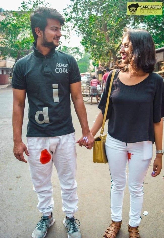 Sungguh baju couple yang membingungkan. Kira-kira noda di celana putihnya itu noda apa ya? Foto: Instagram/@sukijan.id