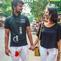 Sungguh baju couple yang membingungkan. Kira-kira noda di celana putihnya itu noda apa ya? Foto: Instagram/@sukijan.id