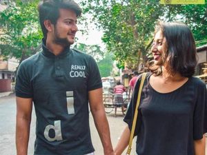 8 Foto Pasangan Pakai Baju Couple Nyeleneh Ini Bikin Gagal Iri Dengki