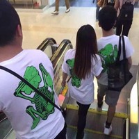 Edisi gagal couple deh.. Makanya lain kali kalau mau beli baju couple jangan yang pasaran. Kalau kayak gini kan jadinya gagal jadi couple romantis deh. Foto: Instagram/@humorsantuy