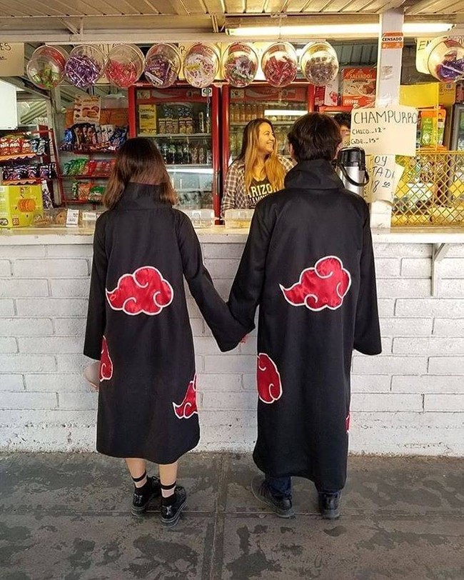 Kalau punya pasangan yang sama-sama suka anime bisa pakai baju couple kayak gini nih. Jika berminat, gaya couple yang gsatu ini bisa dijadikan contoh loh.. Foto: Instagram/@idiotikasta