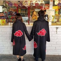 Kalau punya pasangan yang sama-sama suka anime bisa pakai baju couple kayak gini nih. Jika berminat, gaya couple yang gsatu ini bisa dijadikan contoh loh.. Foto: Instagram/@idiotikasta