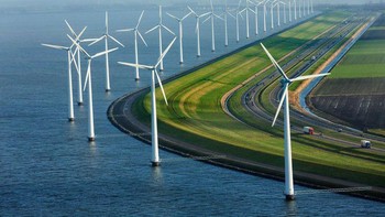 Pemandangan jalan raya pantai yang dikeliling kincir angin terletak di Belanda. Foto: Brightside