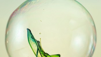 Percikan di dalam gelembung sabun. Foto: Brightside