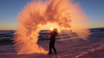 Inilah yang akan terjadi jika membuang air panas ke udara di Antartika. Foto: Brightside
