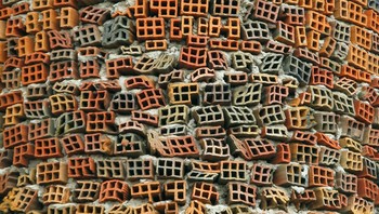 Dinding bata katedral di Madrid, Spanyol. Foto: Brightside