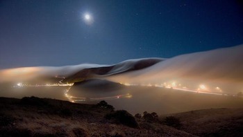 Kabut asap malam hari di kota Sausalito, California, AS. Foto: Brightside