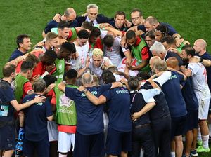 Prancis Vs Swiss: Granit Xhaka Asyik Minum Coca-Cola di Lapangan