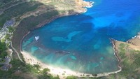 Pernah nonton film Moana? Hanauma Bay di Hawaii disebut indah seperti di film tersebut. Di sana ekosistem lautnya masih terjaga. Foto: Wikimedia Commons
