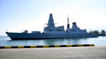 HMS Defender pun bisa bertahan dari serangan misil udara. Sistem serangnya ditunjang berbagai teknologi termasuk BAE Systems Integrated System Technologies. Foto: AP