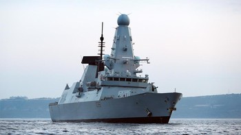 HMS Defender adalah kapal perusak Type 45 generasi baru yang dioperasikan Angkatan Laut Inggris. Ia merupakan destroter terbesar dan paling bertenaga di AL Negara kerajaan itu, diluncurkan pada Juli 2012. Foto: Royal Navy