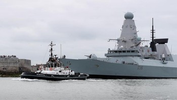 Inggris membantah ada tembakan peringatan dilepaskan kapal militer Rusia ke arah kapal perangnya di Laut Hitam. Tidak ada tembakan peringatan yang dilepaskan ke HMS Defender, tegas Kementerian Pertahanan Inggris dalam pernyataannya. Kapal Angkatan Laut Inggris tengah melakukan lintas damai melewati wilayah perairan Ukraina sesuai dengan hukum internasional, Foto: Royal Navy