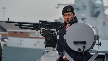 Ada pula dua senjata mesin jarak pendek. Sedangkan jumlah personel yang dibawa bisa mencapai 235 orang. Foto: Royal Navy