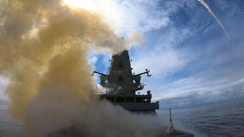 Asap pun menyelimuti HMS Defender begitu misilnya diluncurkan. Foto: Royal Navy
