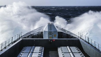 HMS Defender punya senjata misil udara Sea Viper yang mematikan untuk bertahan dari serangan udara jarak jauh. Foto: Royal Navy