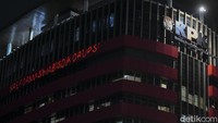 Aktivis Greenpeace menembakan sinar laser yang bertuliskan Berani Jujur Pecat saat menggelar aksi di Gedung Merah Putih KPK, Jakarta, Senin (28/6/2021) malam.