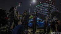 Tindakan korupsi itu adalah soal perizinan pada perusahaan dalam membuka lahan. Aksi semalam pun dihentikan petugas keamanan.