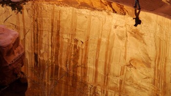 Berdiri di tepi tebing padahal di tepi air. Foto: dok illumeably